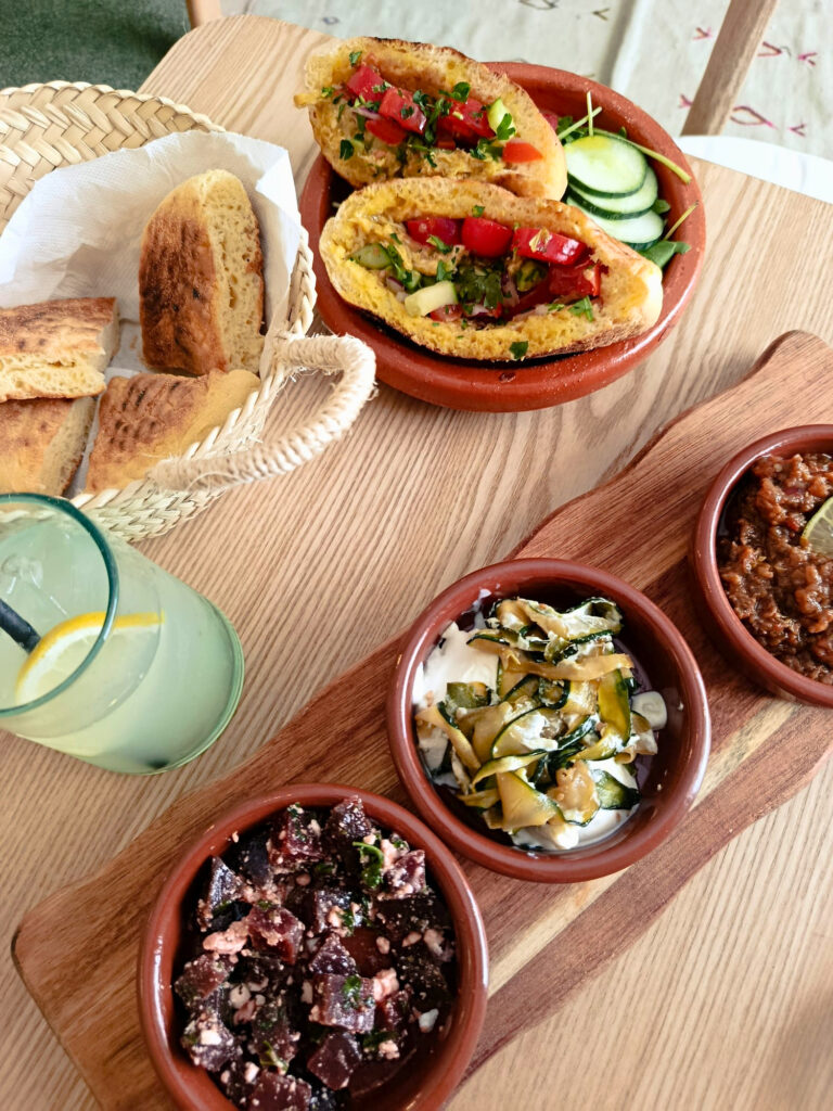 Chouka, la cantine marocaine de Vauban, mêle coffee shop, spécialités de tajines, mezze, douceurs et cocktails dans un écrin où l'on se sent comme à la maison (trio salades)