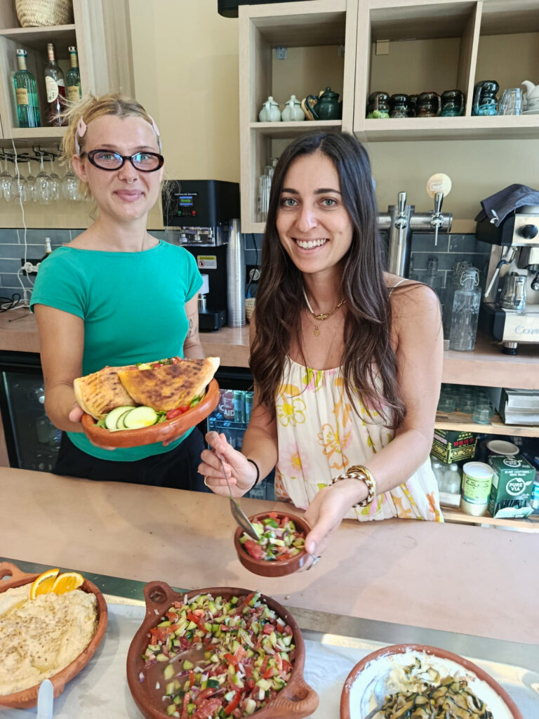 Chouka, la cantine marocaine de Vauban, mêle coffee shop, spécialités de tajines, mezze, douceurs et cocktails dans un écrin où l'on se sent comme à la maison (gérantes 2)