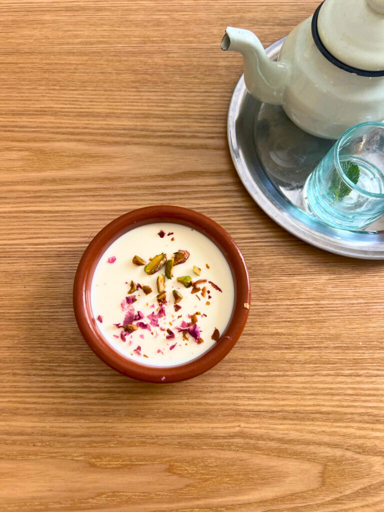 Chouka, la cantine marocaine de Vauban, mêle coffee shop, spécialités de tajines, mezze, douceurs et cocktails dans un écrin où l'on se sent comme à la maison (panacotta)