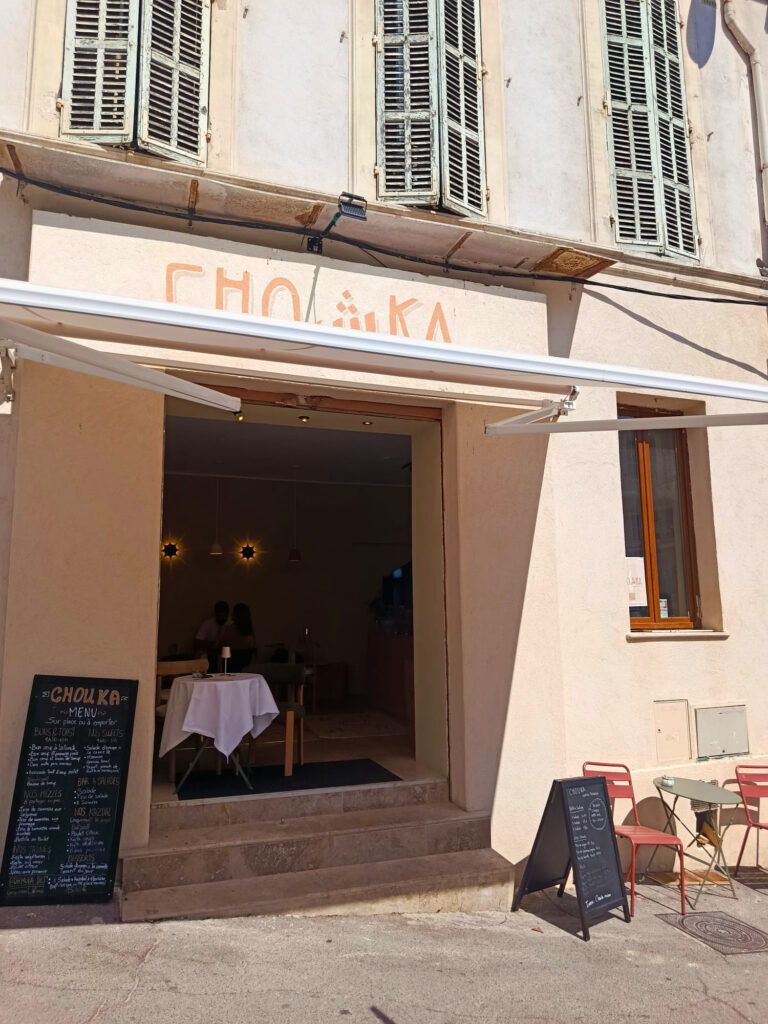Chouka, la cantine marocaine de Vauban, mêle coffee shop, spécialités de tajines, mezze, douceurs et cocktails dans un écrin où l'on se sent comme à la maison (entrée)