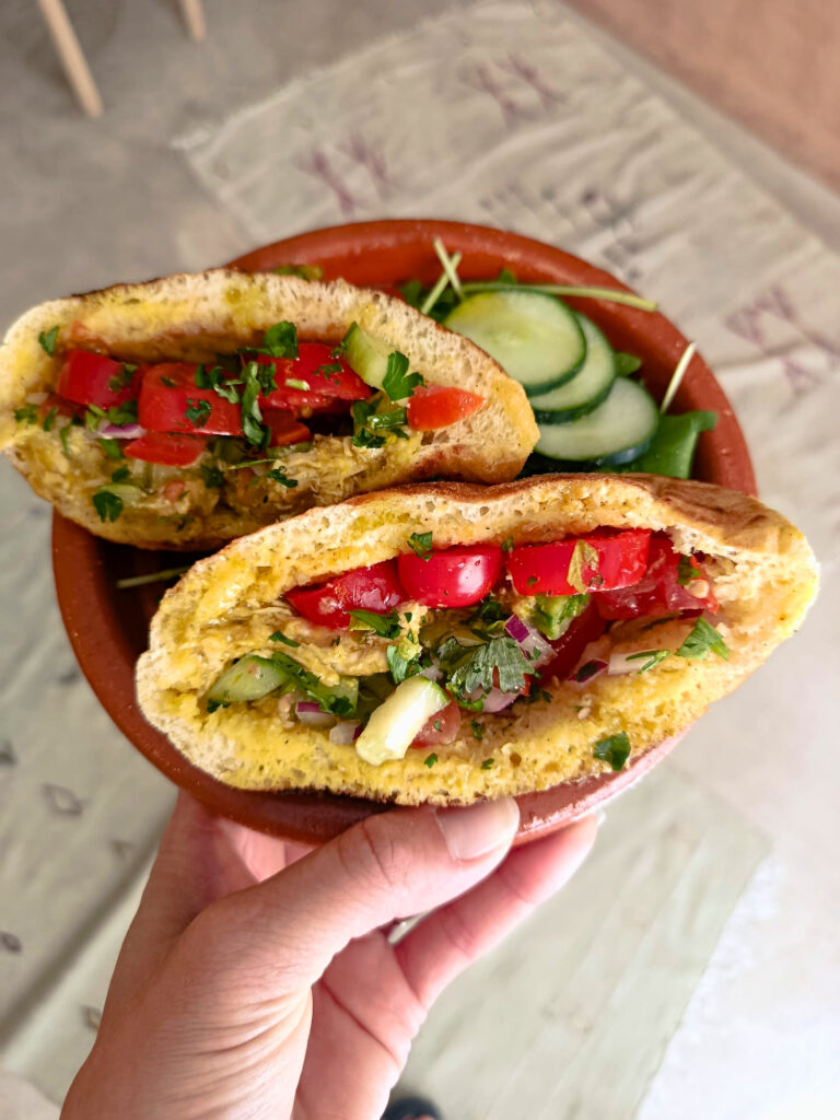 Chouka, la cantine marocaine de Vauban, mêle coffee shop, spécialités de tajines, mezze, douceurs et cocktails dans un écrin où l'on se sent comme à la maison (sandwich)