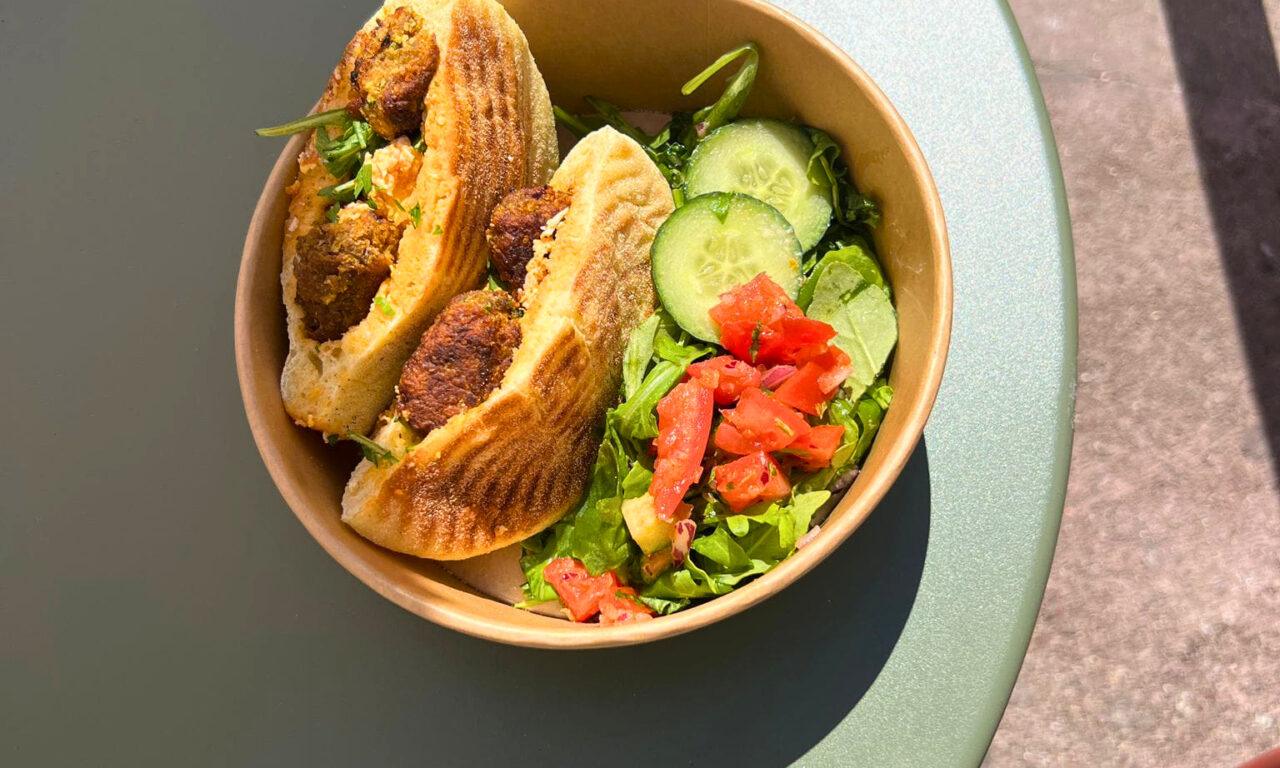 Chouka, la cantine marocaine de Vauban, mêle coffee shop, spécialités de tajines, mezze, douceurs et cocktails dans un écrin où l'on se sent comme à la maison (sandwich dehors)