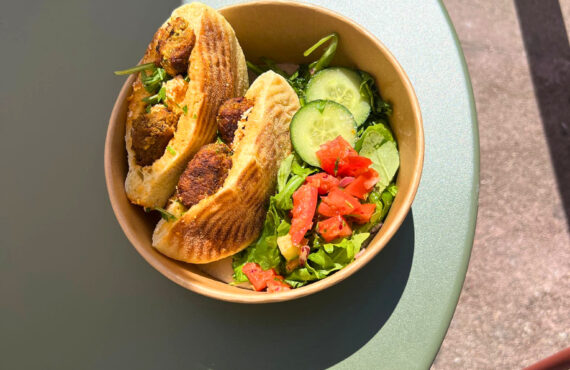 Chouka, la cantine marocaine de Vauban, mêle coffee shop, spécialités de tajines, mezze, douceurs et cocktails dans un écrin où l'on se sent comme à la maison (sandwich dehors)