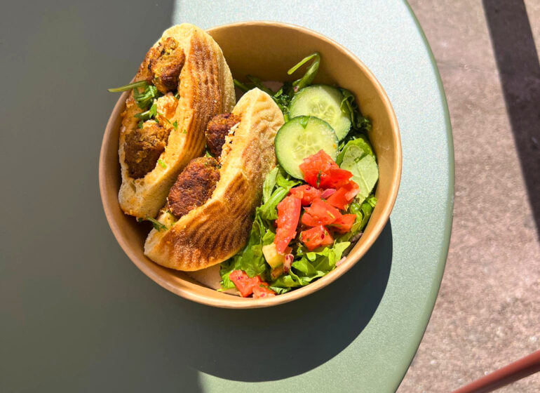Chouka, la cantine marocaine de Vauban, mêle coffee shop, spécialités de tajines, mezze, douceurs et cocktails dans un écrin où l'on se sent comme à la maison (sandwich dehors)