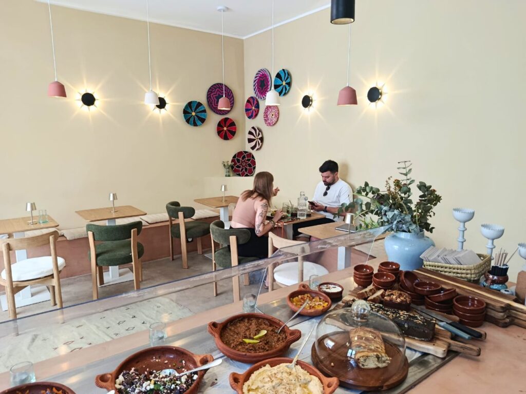 Chouka, la cantine marocaine de Vauban, mêle coffee shop, spécialités de tajines, mezze, douceurs et cocktails dans un écrin où l'on se sent comme à la maison (intérieur)