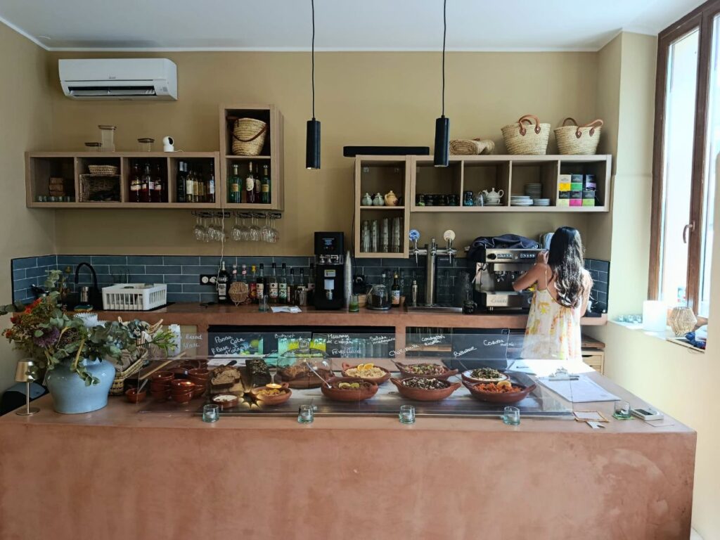 Chouka, la cantine marocaine de Vauban, mêle coffee shop, spécialités de tajines, mezze, douceurs et cocktails dans un écrin où l'on se sent comme à la maison (comptoir)