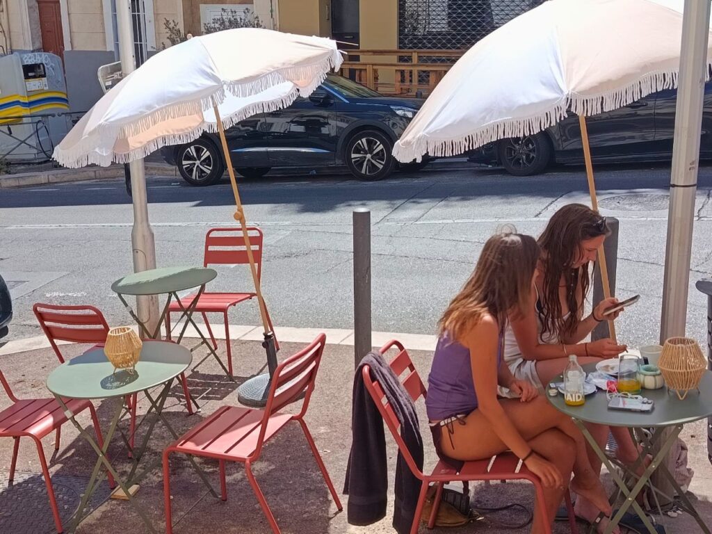 Chouka, la cantine marocaine de Vauban, mêle coffee shop, spécialités de tajines, mezze, douceurs et cocktails dans un écrin où l'on se sent comme à la maison (terrasse)