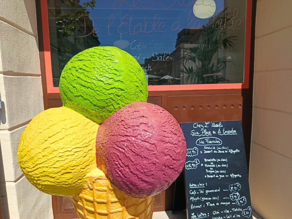L'Absolu est un glacier artisanal et coffee shop, à deux pas du Vieux-Port. Au menu : des glaces maison, des cafés et latte mais aussi une plus large proposition sucrée-salée toute la journée (boules entrée)