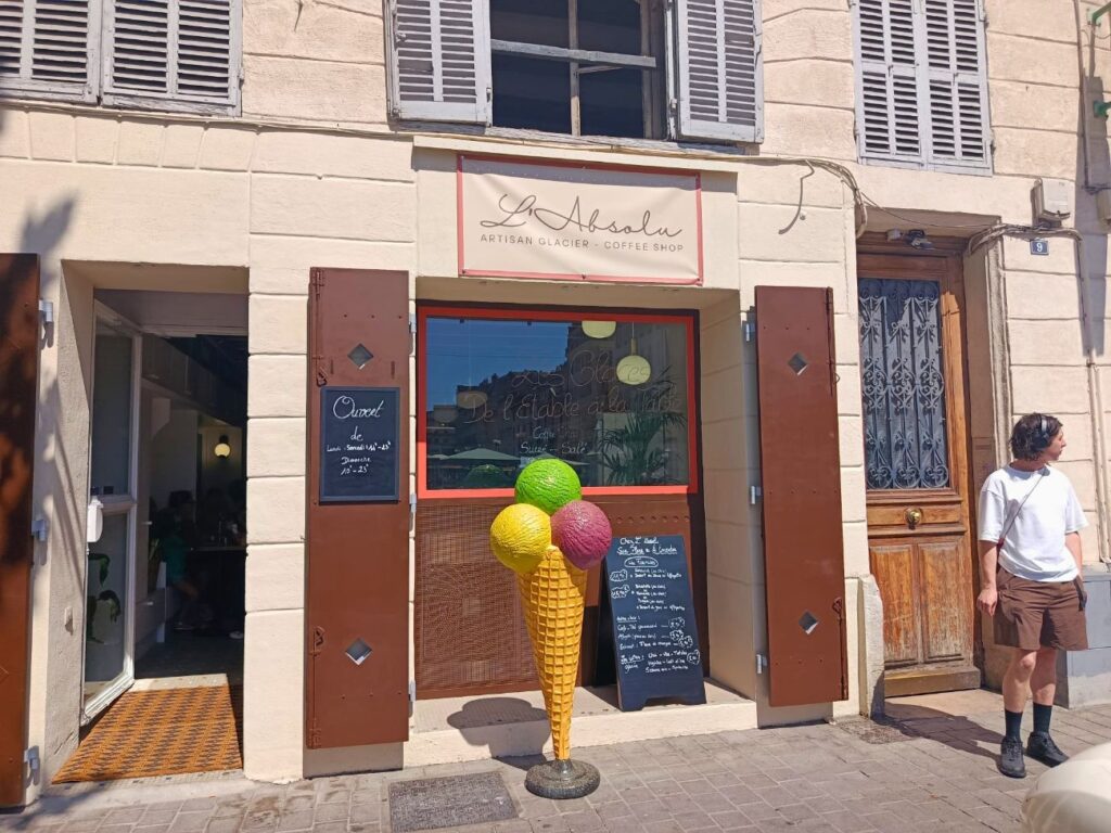 L'Absolu est un glacier artisanal et coffee shop, à deux pas du Vieux-Port. Au menu : des glaces maison, des cafés et latte mais aussi une plus large proposition sucrée-salée toute la journée (entrée)