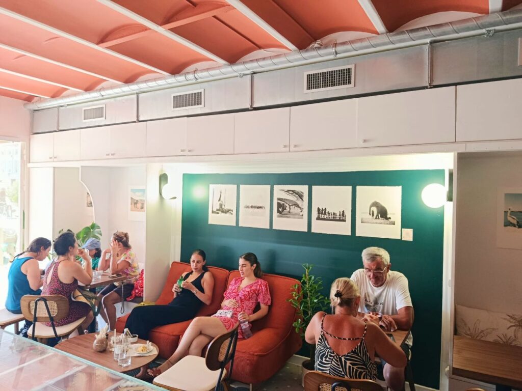 L'Absolu est un glacier artisanal et coffee shop, à deux pas du Vieux-Port. Au menu : des glaces maison, des cafés et latte mais aussi une plus large proposition sucrée-salée toute la journée (clients)
