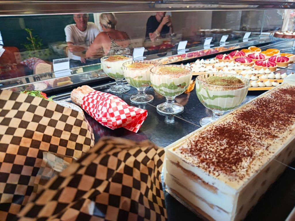 L'Absolu est un glacier artisanal et coffee shop, à deux pas du Vieux-Port. Au menu : des glaces maison, des cafés et latte mais aussi une plus large proposition sucrée-salée toute la journée (food)