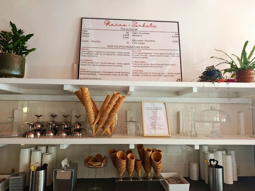 L'Absolu est un glacier artisanal et coffee shop, à deux pas du Vieux-Port. Au menu : des glaces maison, des cafés et latte mais aussi une plus large proposition sucrée-salée toute la journée (cornets)