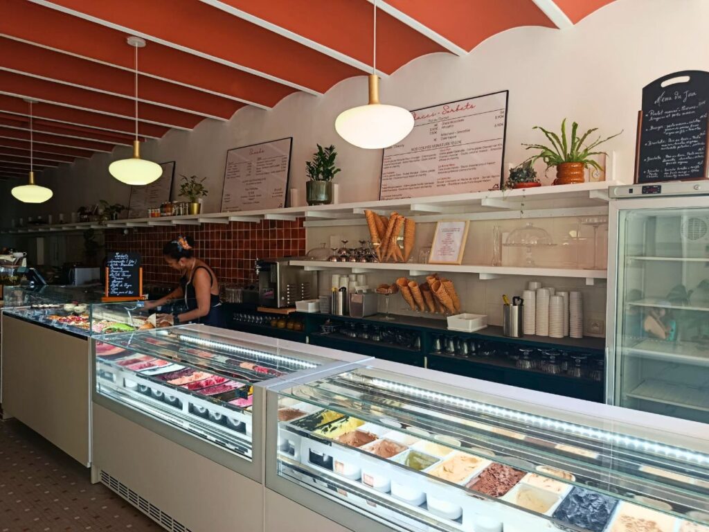 L'Absolu est un glacier artisanal et coffee shop, à deux pas du Vieux-Port. Au menu : des glaces maison, des cafés et latte mais aussi une plus large proposition sucrée-salée toute la journée (glaces)
