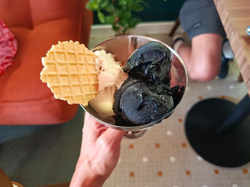 L'Absolu est un glacier artisanal et coffee shop, à deux pas du Vieux-Port. Au menu : des glaces maison, des cafés et latte mais aussi une plus large proposition sucrée-salée toute la journée (vanille noire)