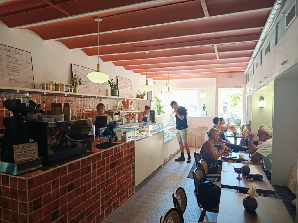 L'Absolu est un glacier artisanal et coffee shop, à deux pas du Vieux-Port. Au menu : des glaces maison, des cafés et latte mais aussi une plus large proposition sucrée-salée toute la journée (intérieur)