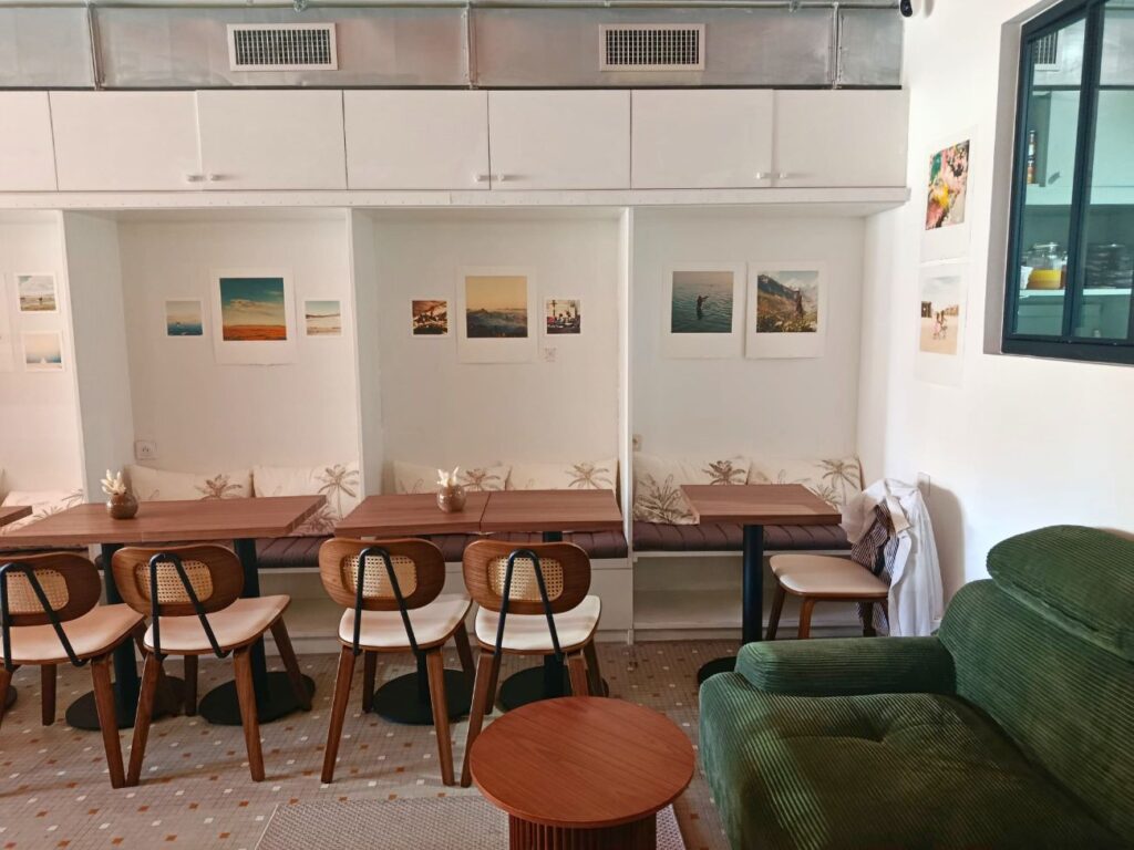 L'Absolu est un glacier artisanal et coffee shop, à deux pas du Vieux-Port. Au menu : des glaces maison, des cafés et latte mais aussi une plus large proposition sucrée-salée toute la journée (coin salon)
