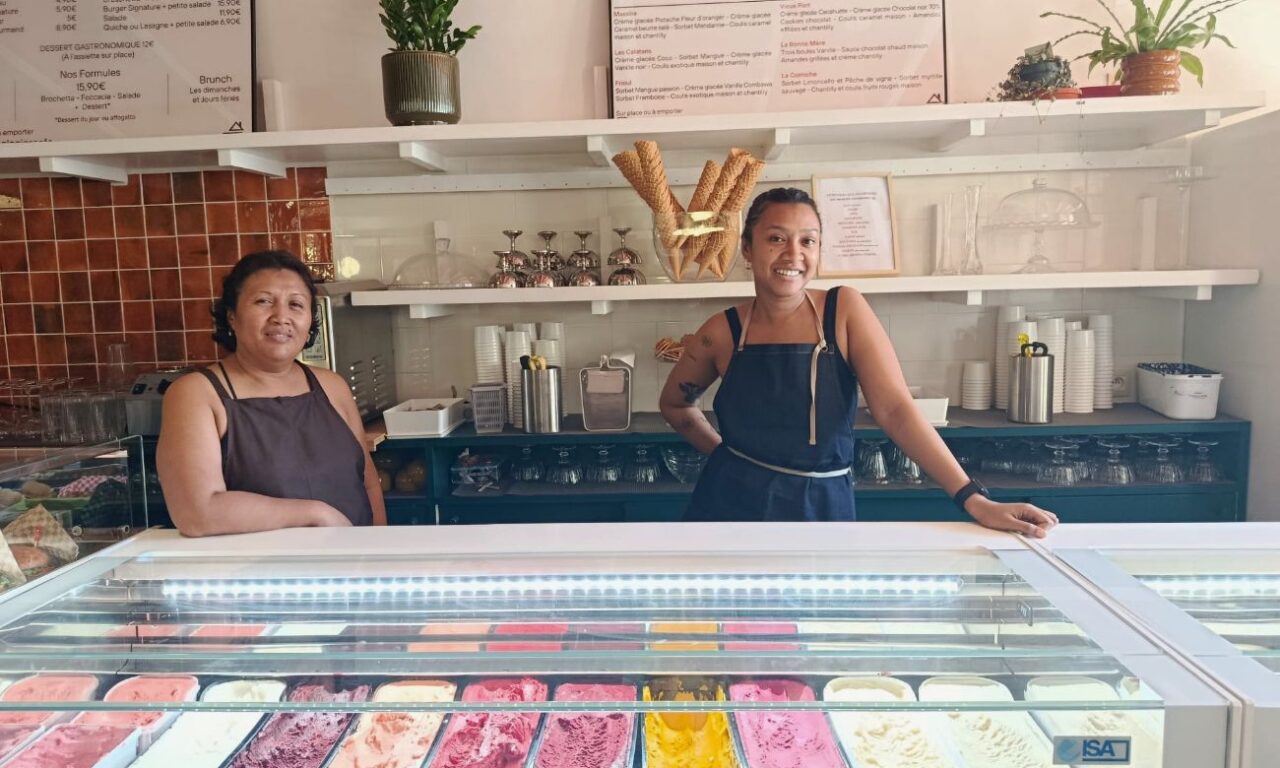 L'Absolu est un glacier artisanal et coffee shop, à deux pas du Vieux-Port. Au menu : des glaces maison, des cafés et latte mais aussi une plus large proposition sucrée-salée toute la journée (gérantes)