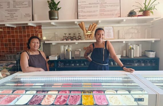 L'Absolu est un glacier artisanal et coffee shop, à deux pas du Vieux-Port. Au menu : des glaces maison, des cafés et latte mais aussi une plus large proposition sucrée-salée toute la journée (gérantes)
