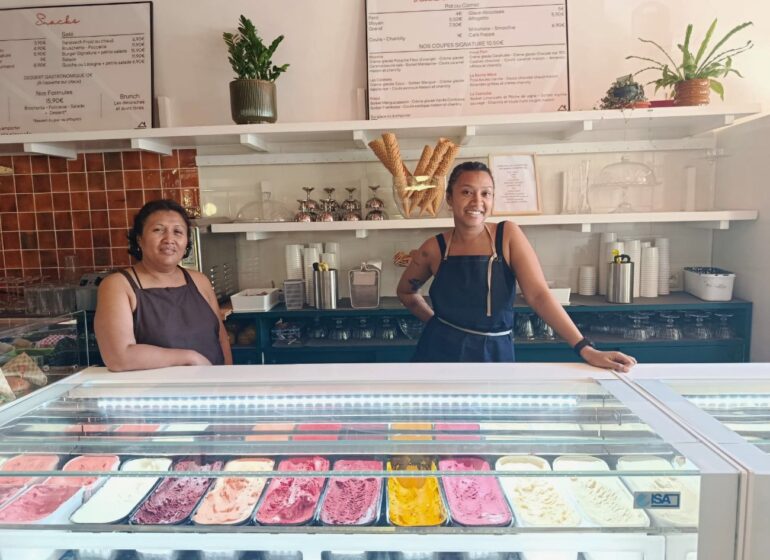 L'Absolu est un glacier artisanal et coffee shop, à deux pas du Vieux-Port. Au menu : des glaces maison, des cafés et latte mais aussi une plus large proposition sucrée-salée toute la journée (gérantes)