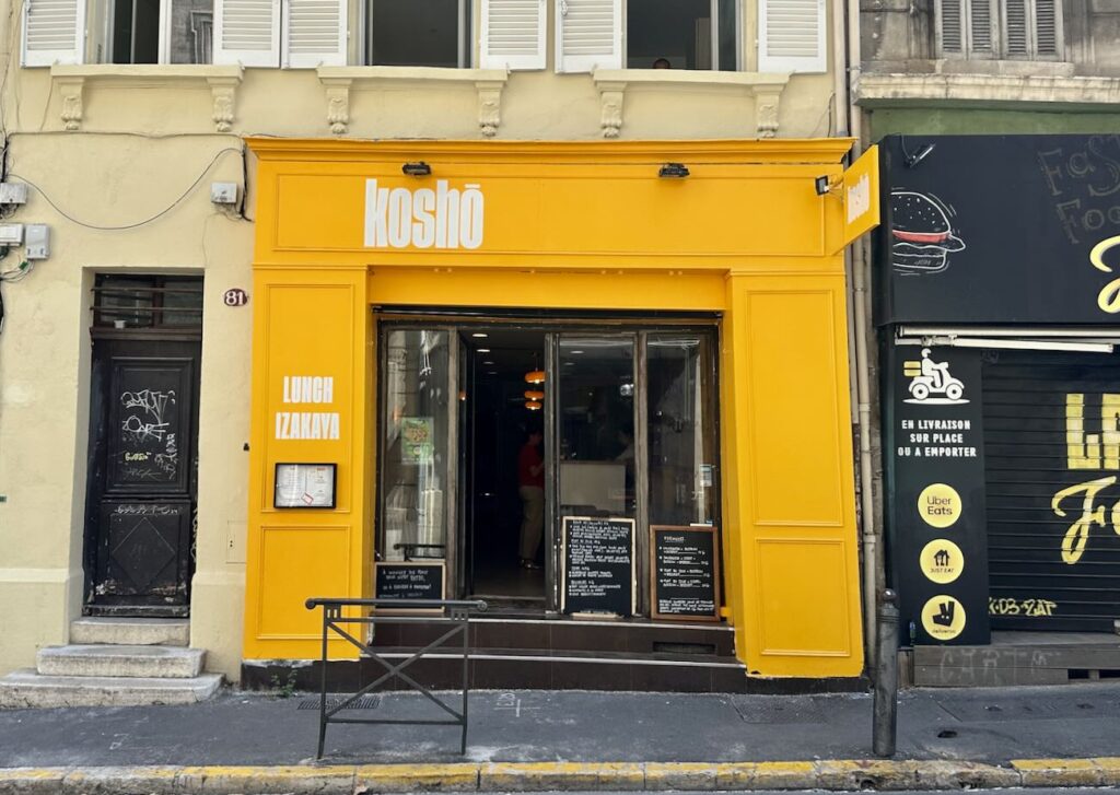 Koshō est une cantine franco-asiatique qui ce transforme en Izakaya les soir de Week-end. Elle est située rue Breteuil à Marseille (devanture)