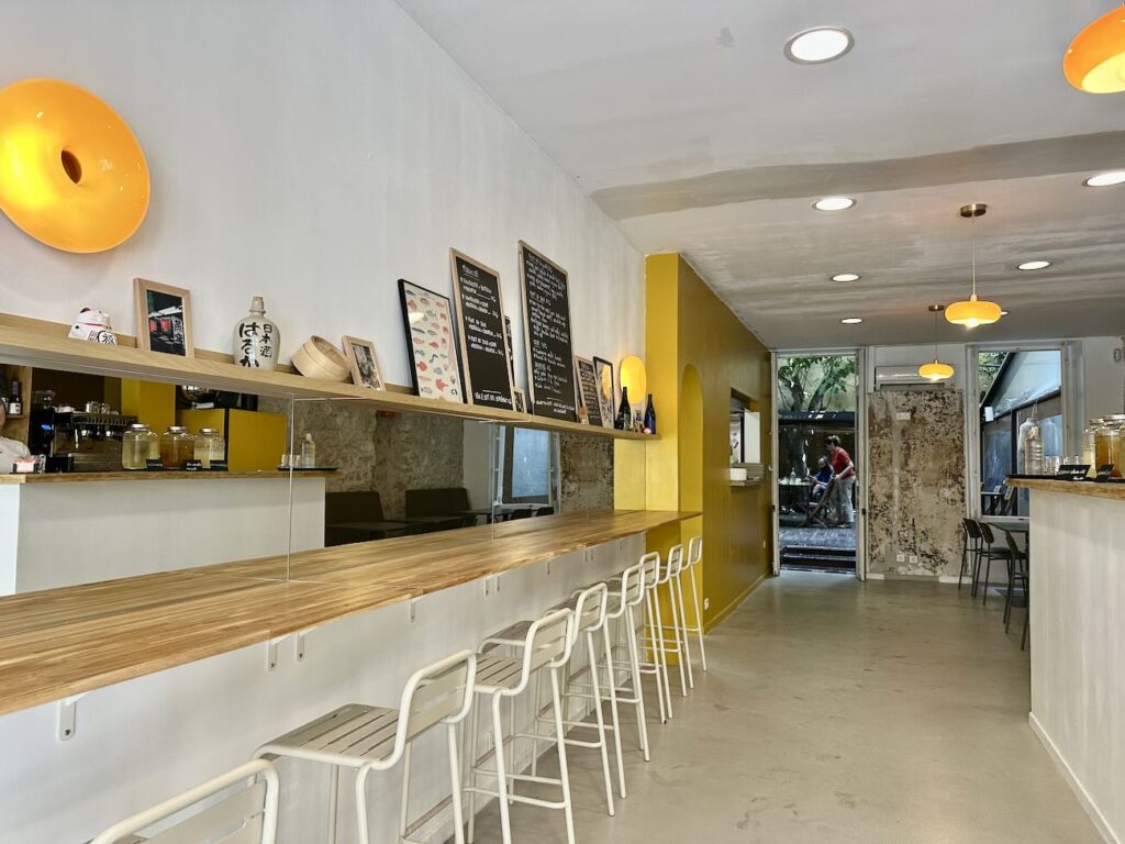 Koshō est une cantine franco-asiatique qui ce transforme en Izakaya les soir de Week-end. Elle est située rue Breteuil à Marseille (salle)