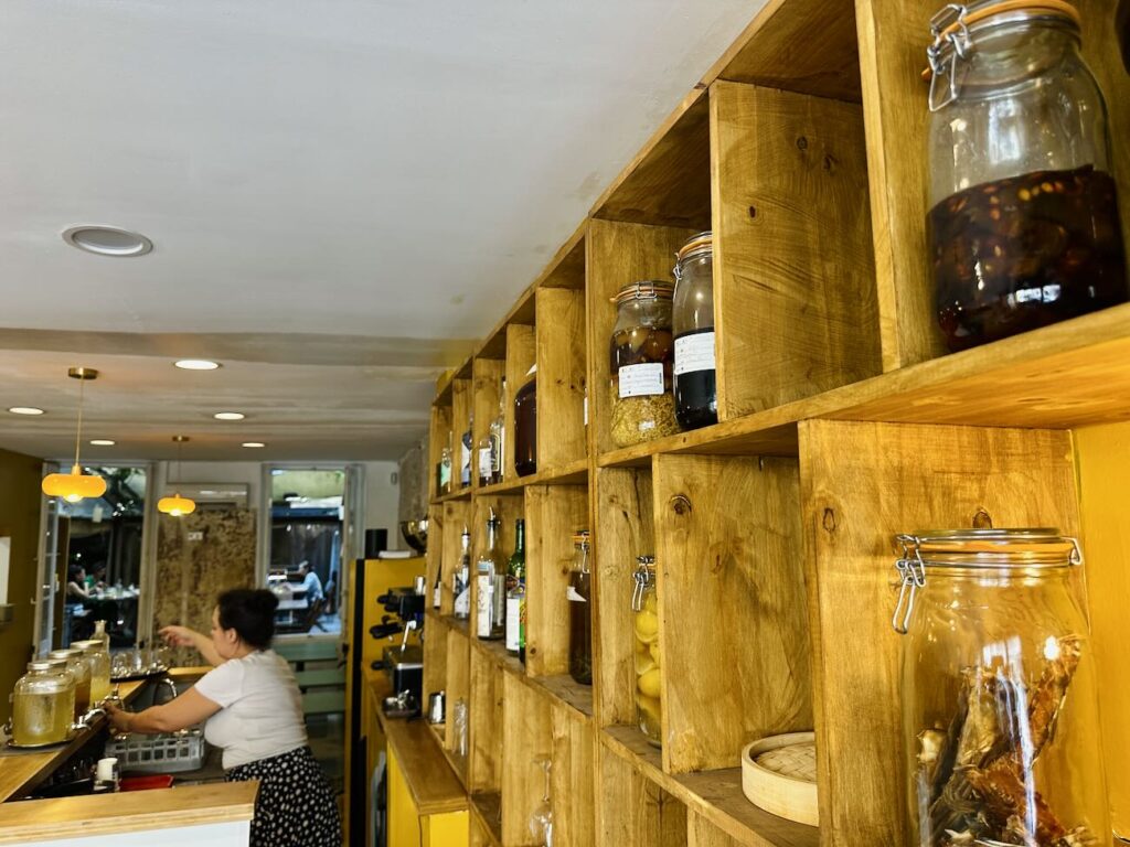Koshō est une cantine franco-asiatique qui ce transforme en Izakaya les soir de Week-end. Elle est située rue Breteuil à Marseille (accueil)