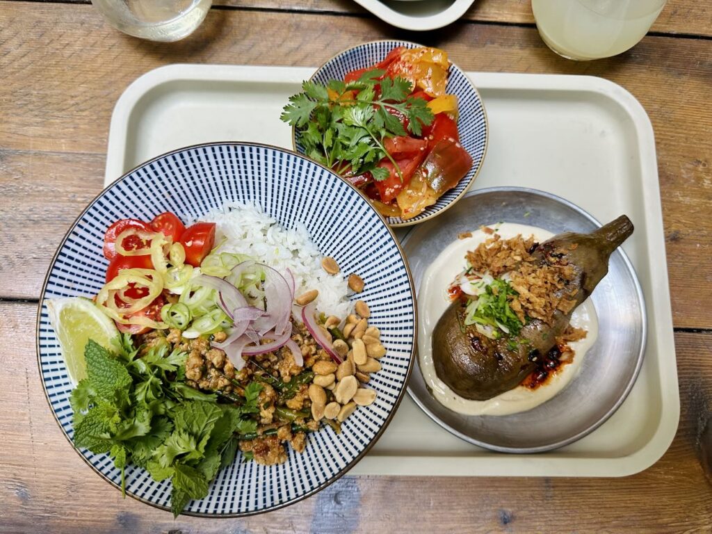 Koshō est une cantine franco-asiatique qui ce transforme en Izakaya les soir de Week-end. Elle est située rue Breteuil à Marseille (yam tua fak moo)