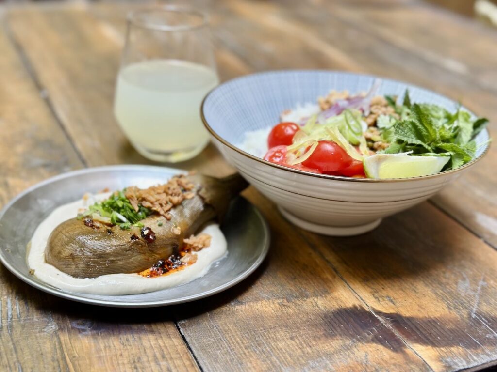 Koshō est une cantine franco-asiatique qui ce transforme en Izakaya les soir de Week-end. Elle est située rue Breteuil à Marseille (accompagnements)