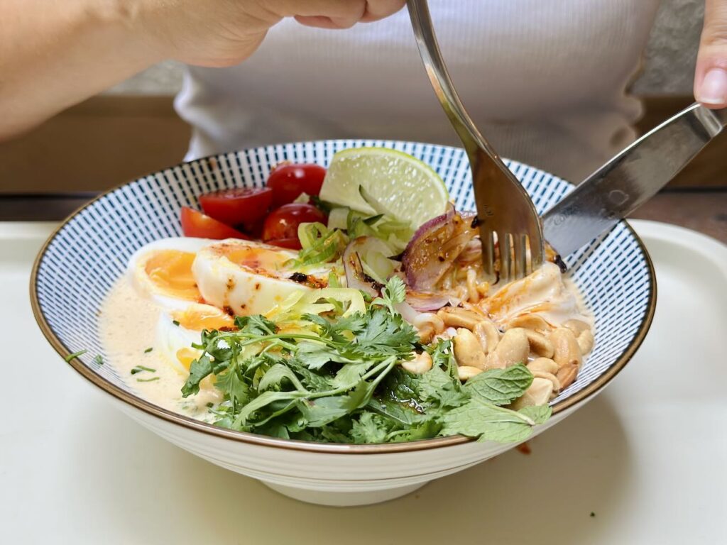 Koshō est une cantine franco-asiatique qui ce transforme en Izakaya les soir de Week-end. Elle est située rue Breteuil à Marseille (hiyashi ramen)