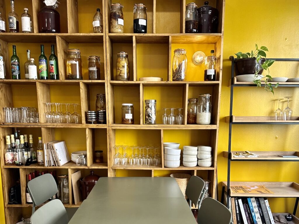 Koshō est une cantine franco-asiatique qui ce transforme en Izakaya les soir de Week-end. Elle est située rue Breteuil à Marseille (bocaux)