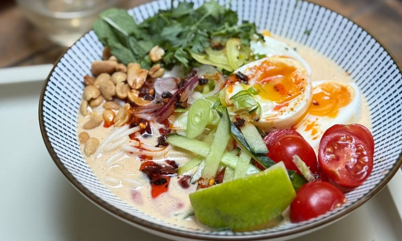 Koshō est une cantine franco-asiatique qui ce transforme en Izakaya les soir de Week-end. Elle est située rue Breteuil à Marseille (hiyashi ramen) gros plan)