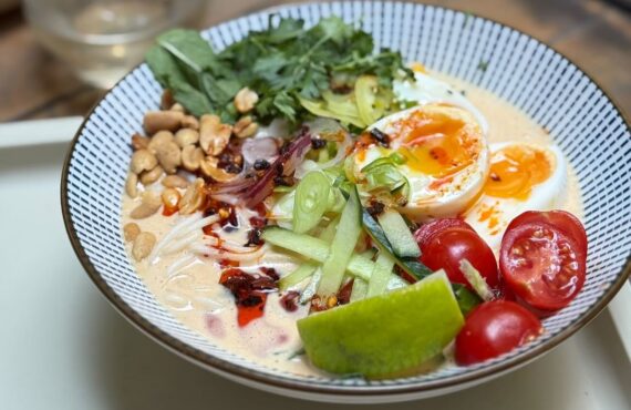Koshō est une cantine franco-asiatique qui ce transforme en Izakaya les soir de Week-end. Elle est située rue Breteuil à Marseille (hiyashi ramen) gros plan)