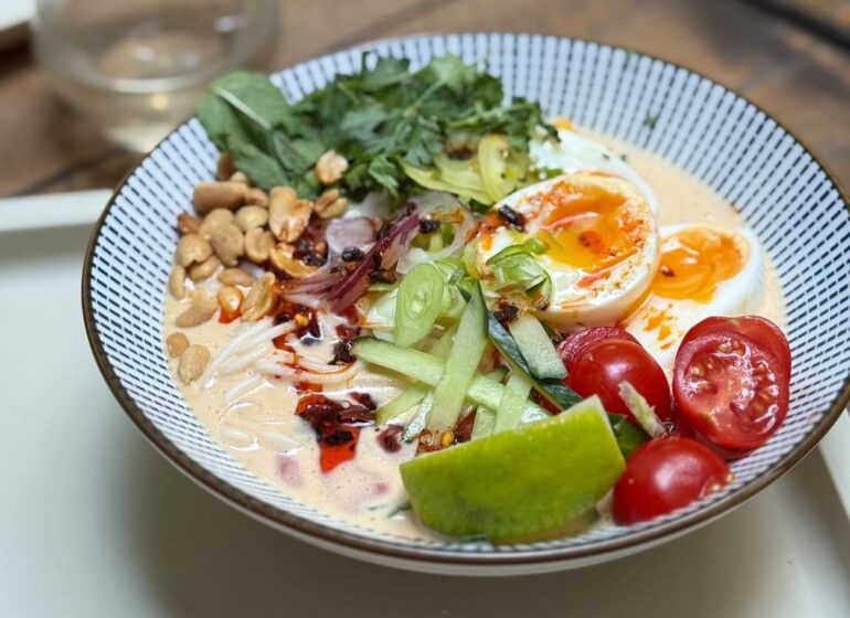 Koshō est une cantine franco-asiatique qui ce transforme en Izakaya les soir de Week-end. Elle est située rue Breteuil à Marseille (hiyashi ramen) gros plan)