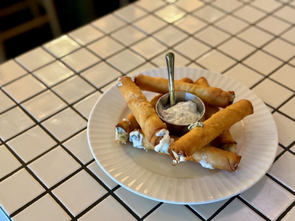 Dans le quartier Vauban à Marseille, La Bise conjugue bières artisanales, mezzés libanais faits maison et cocktails twistés. La cave à manger levantine de Melissa et Hugo. (cigares fromage)