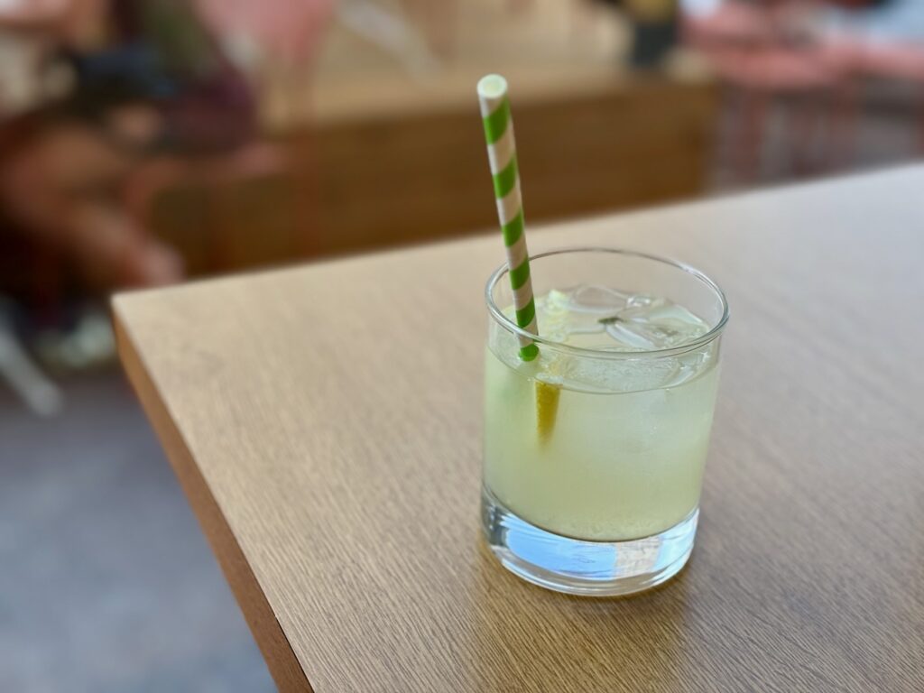 Dans le quartier Vauban à Marseille, La Bise conjugue bières artisanales, mezzés libanais faits maison et cocktails twistés. La cave à manger levantine de Melissa et Hugo. (citronnade la bise)
