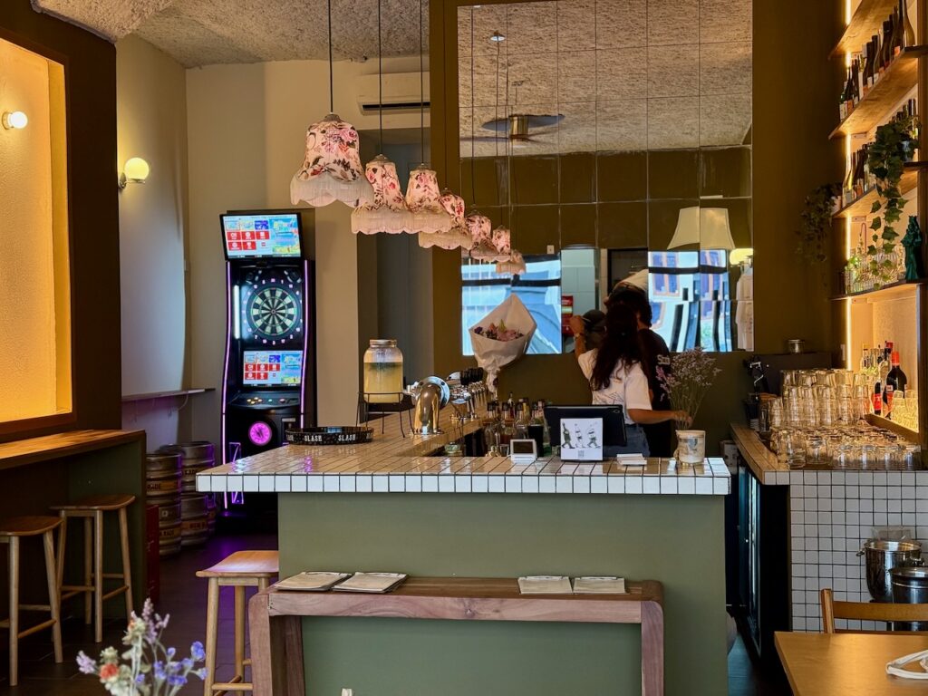 Dans le quartier Vauban à Marseille, La Bise conjugue bières artisanales, mezzés libanais faits maison et cocktails twistés. La cave à manger levantine de Melissa et Hugo. (intérieur)