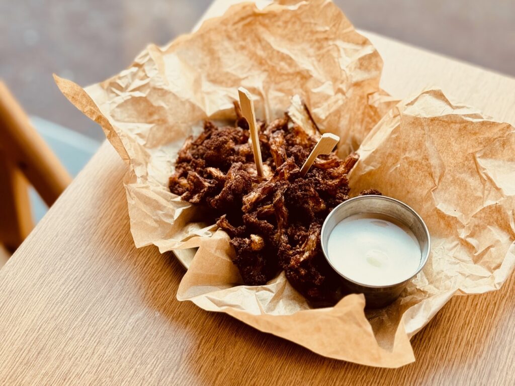 Dans le quartier Vauban à Marseille, La Bise conjugue bières artisanales, mezzés libanais faits maison et cocktails twistés. La cave à manger levantine de Melissa et Hugo. (choux fleur)