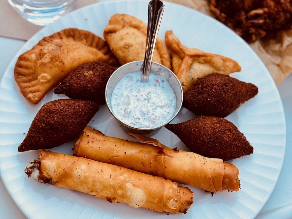 Dans le quartier Vauban à Marseille, La Bise conjugue bières artisanales, mezzés libanais faits maison et cocktails twistés. La cave à manger levantine de Melissa et Hugo. (mézzés)