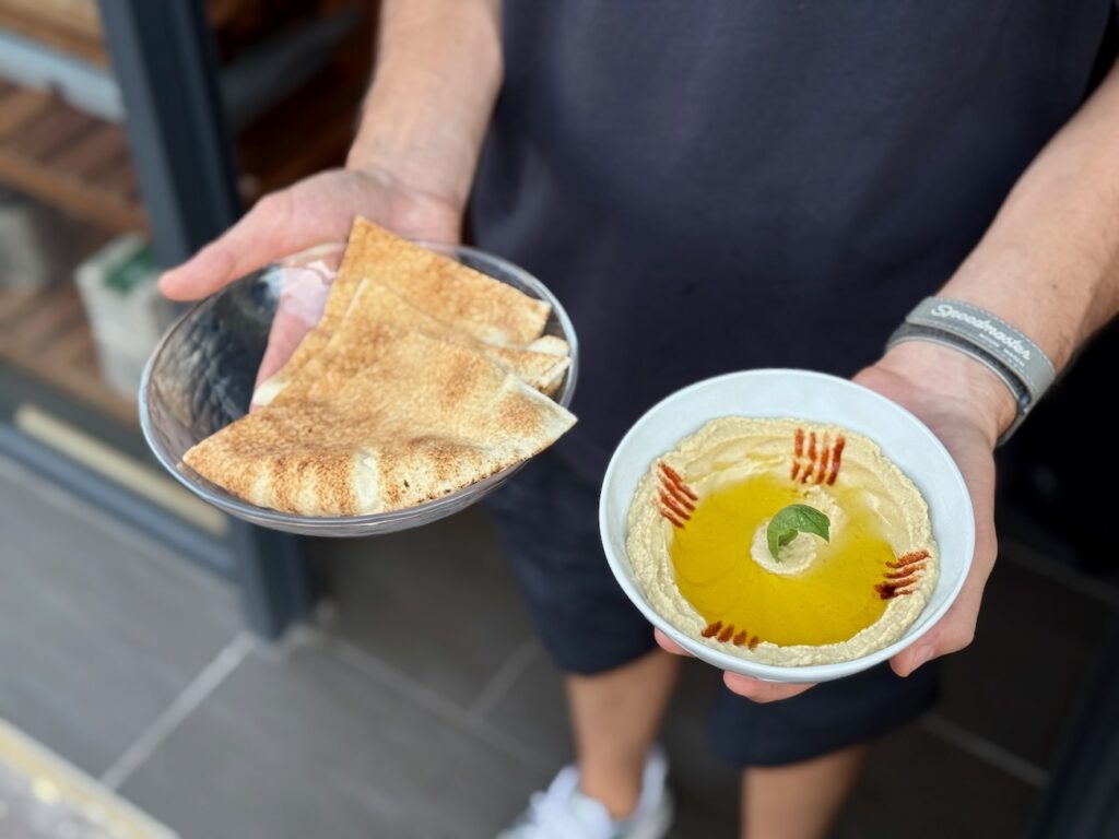Dans le quartier Vauban à Marseille, La Bise conjugue bières artisanales, mezzés libanais faits maison et cocktails twistés. La cave à manger levantine de Melissa et Hugo. (houmous lita)