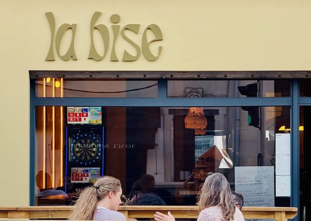 Dans le quartier Vauban à Marseille, La Bise conjugue bières artisanales, mezzés libanais faits maison et cocktails twistés. La cave à manger levantine de Melissa et Hugo. (terrasse bis)