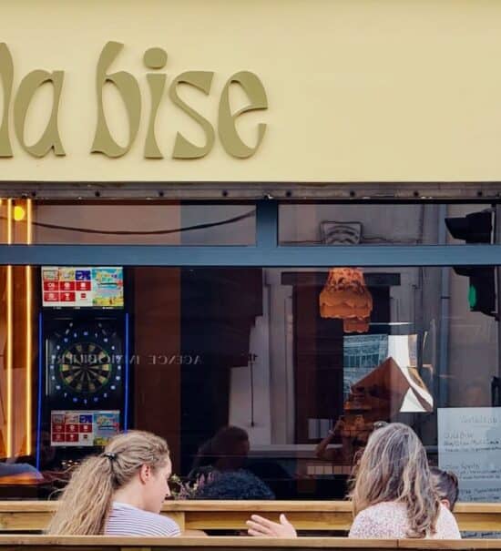 Dans le quartier Vauban à Marseille, La Bise conjugue bières artisanales, mezzés libanais faits maison et cocktails twistés. La cave à manger levantine de Melissa et Hugo. (terrasse bis)