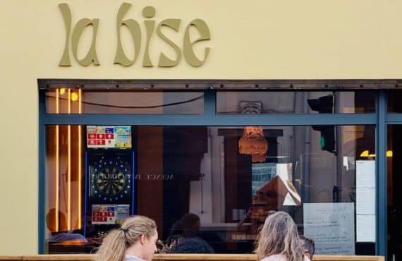 Dans le quartier Vauban à Marseille, La Bise conjugue bières artisanales, mezzés libanais faits maison et cocktails twistés. La cave à manger levantine de Melissa et Hugo. (terrasse bis)