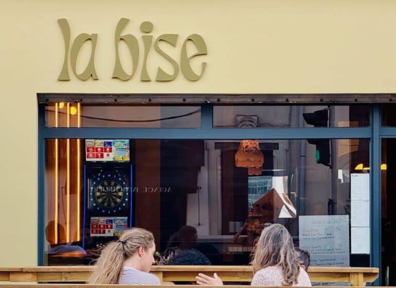 Dans le quartier Vauban à Marseille, La Bise conjugue bières artisanales, mezzés libanais faits maison et cocktails twistés. La cave à manger levantine de Melissa et Hugo. (terrasse bis)