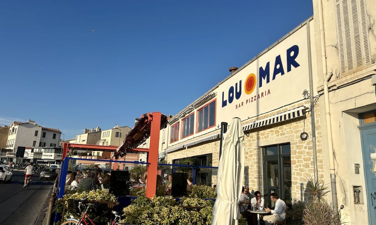 Lou Mar est un bar et pizzeria ouvert tous les soir dans le quartier de la Pointe Rouge à Marseille offrant une très belle vue sur la mer (terrasse)