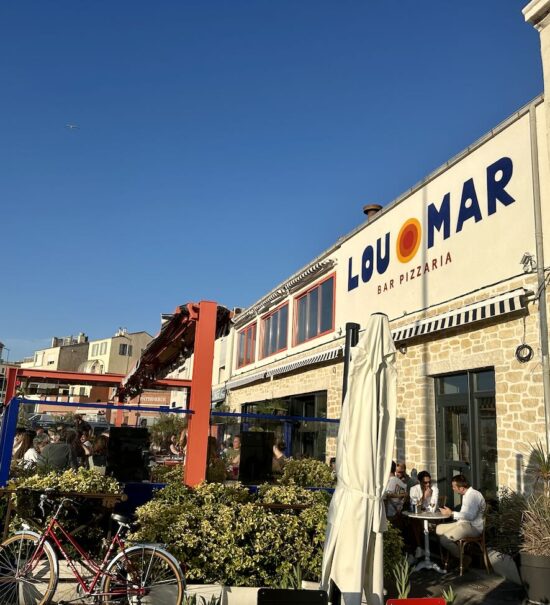 Lou Mar est un bar et pizzeria ouvert tous les soir dans le quartier de la Pointe Rouge à Marseille offrant une très belle vue sur la mer (terrasse)