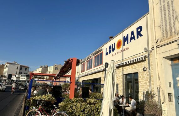 Lou Mar est un bar et pizzeria ouvert tous les soir dans le quartier de la Pointe Rouge à Marseille offrant une très belle vue sur la mer (terrasse)