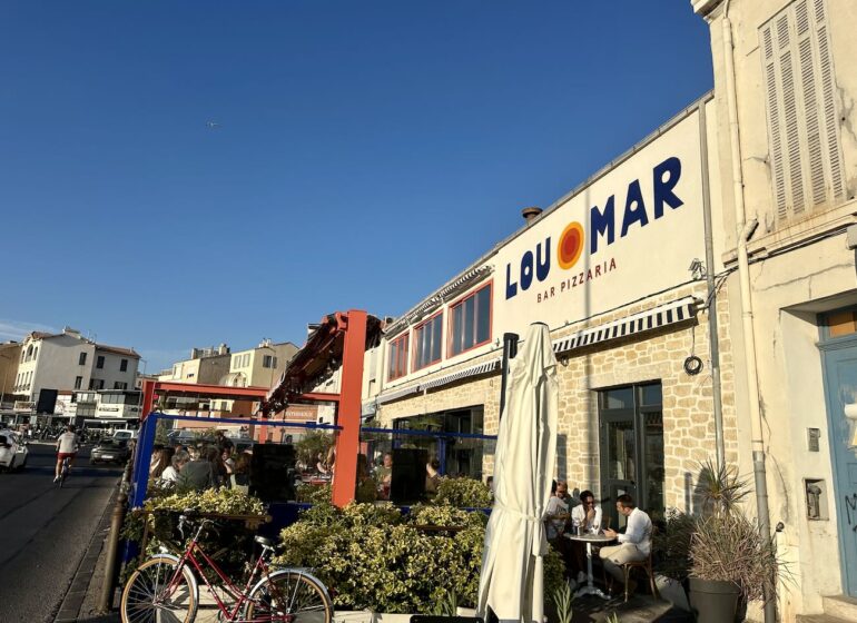 Lou Mar est un bar et pizzeria ouvert tous les soir dans le quartier de la Pointe Rouge à Marseille offrant une très belle vue sur la mer (terrasse)