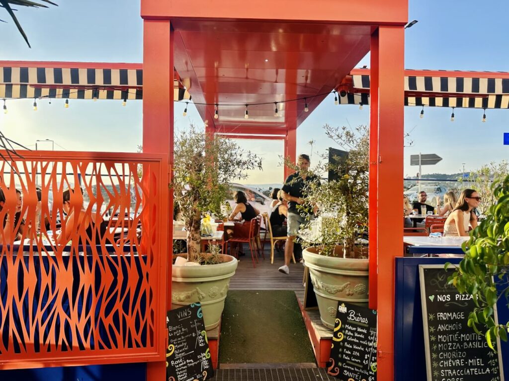Lou Mar est un bar et pizzeria ouvert tous les soir dans le quartier de la Pointe Rouge à Marseille offrant une très belle vue sur la mer (entrée terrasse)