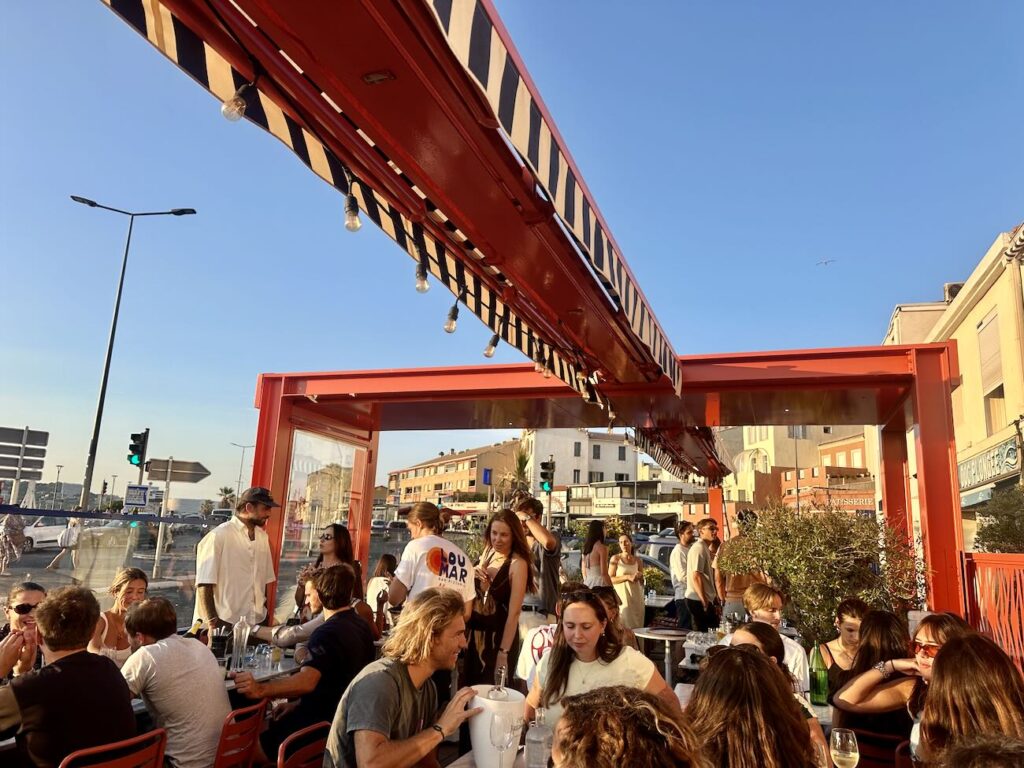 Lou Mar est un bar et pizzeria ouvert tous les soir dans le quartier de la Pointe Rouge à Marseille offrant une très belle vue sur la mer (store terrasse)