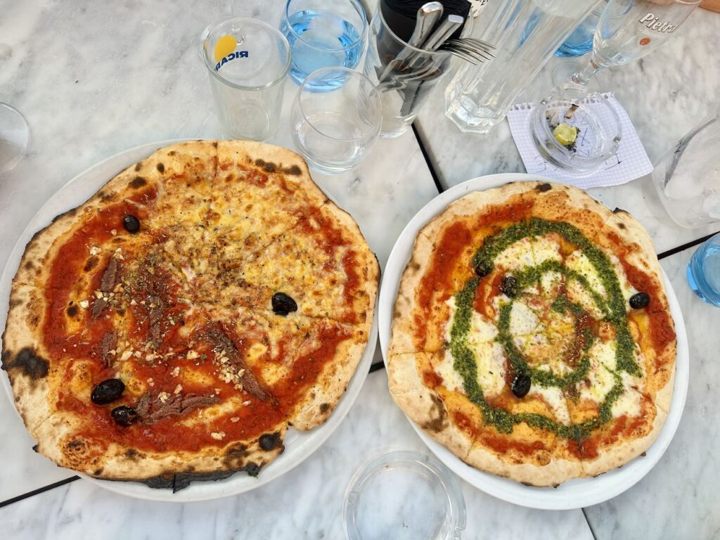 Lou Mar est un bar et pizzeria ouvert tous les soir dans le quartier de la Pointe Rouge à Marseille offrant une très belle vue sur la mer.(pizza moit-moit)